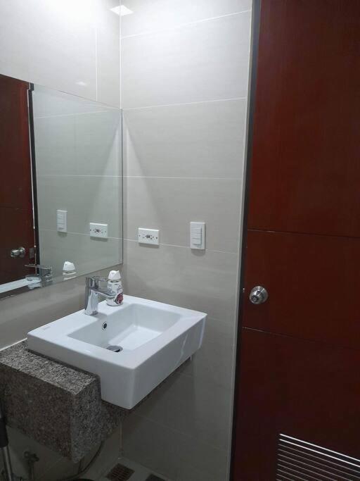 One Uptown Residence Infront Grand Hyatt 1Br, Washer,Fast Wifi Manila Exterior photo