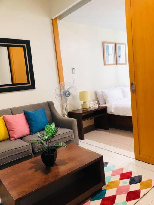 One Uptown Residence Infront Grand Hyatt 1Br, Washer,Fast Wifi Manila Exterior photo